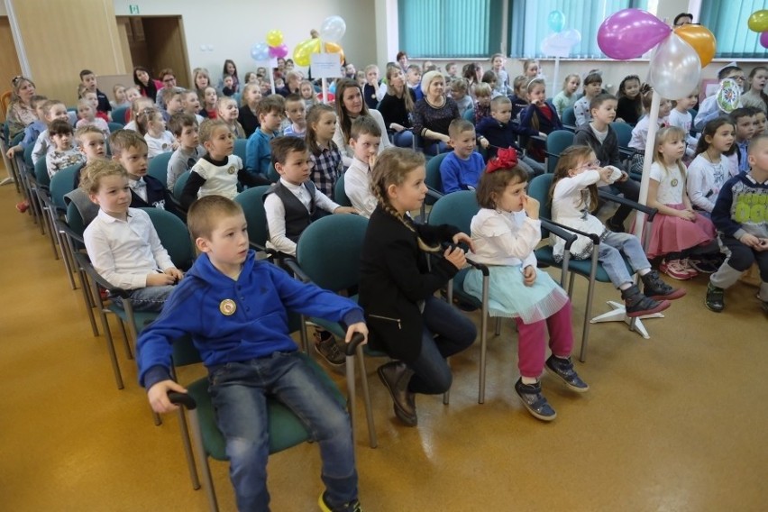 Dzieci z kilku toruńskich przedszkoli uczestniczyły dziś (3...