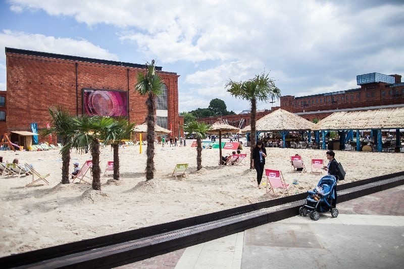 985 ton piasku przed Manufakturą. Plaża, palmy, drinki w centrum Łodzi