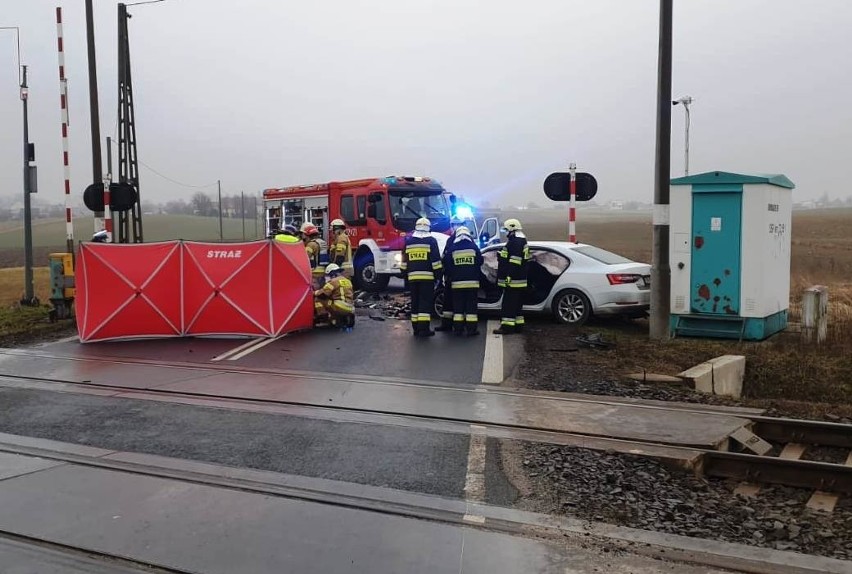 Wypadek w Większycach. Zderzyły się trzy auta, jedna osoba nie żyje. Utrudnienia w ruchu