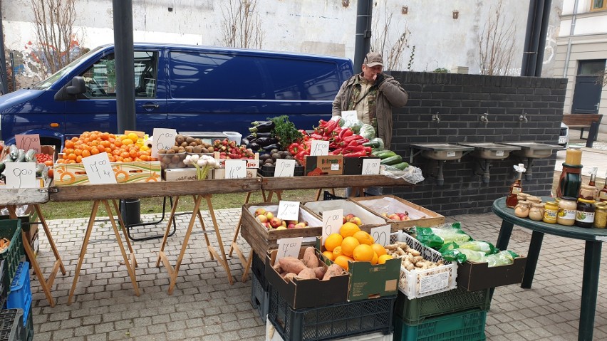 Na Targu Jaracza można już kupować owoce i warzywa. We...