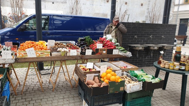 Na Targu Jaracza można już kupować owoce i warzywa. We wtorek było tylko jedno stoisko, po świętach ma ich być więcej.