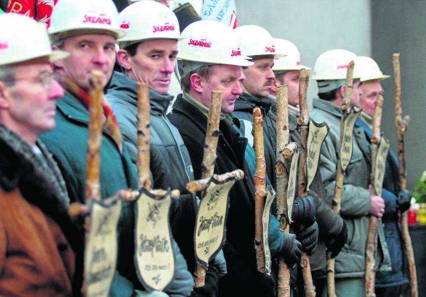 W kopalni Wujek 16 grudnia 1981 roku zginęło 9 górników. Na...