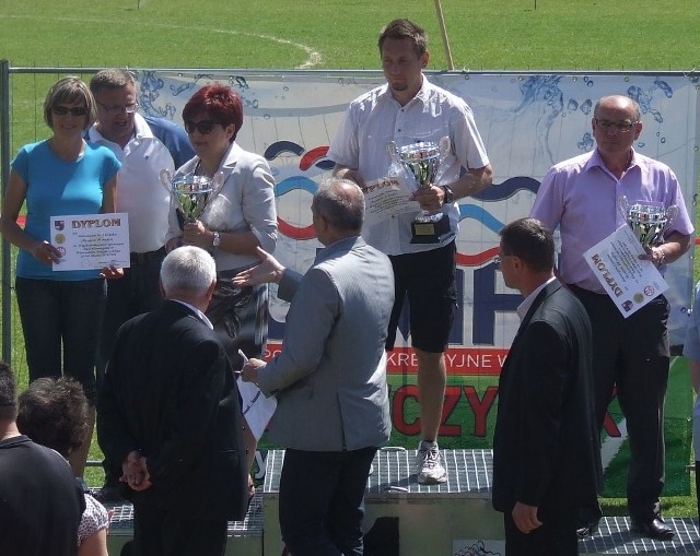Trener Sławomir Szydłowski (na najwyższym stopniu podium) odebrał nagrodę za zwycięstwo Gimnazjum nr 1 z Połańca w wojewódzkiej rywalizacji.