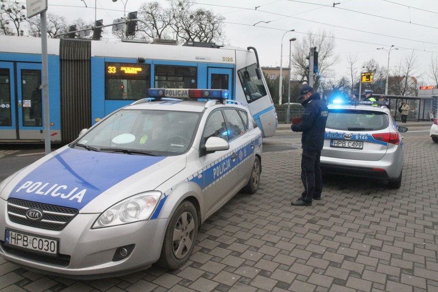 Wypadek dwóch tramwajów i radiowozu na sygnale [ZDJĘCIA]