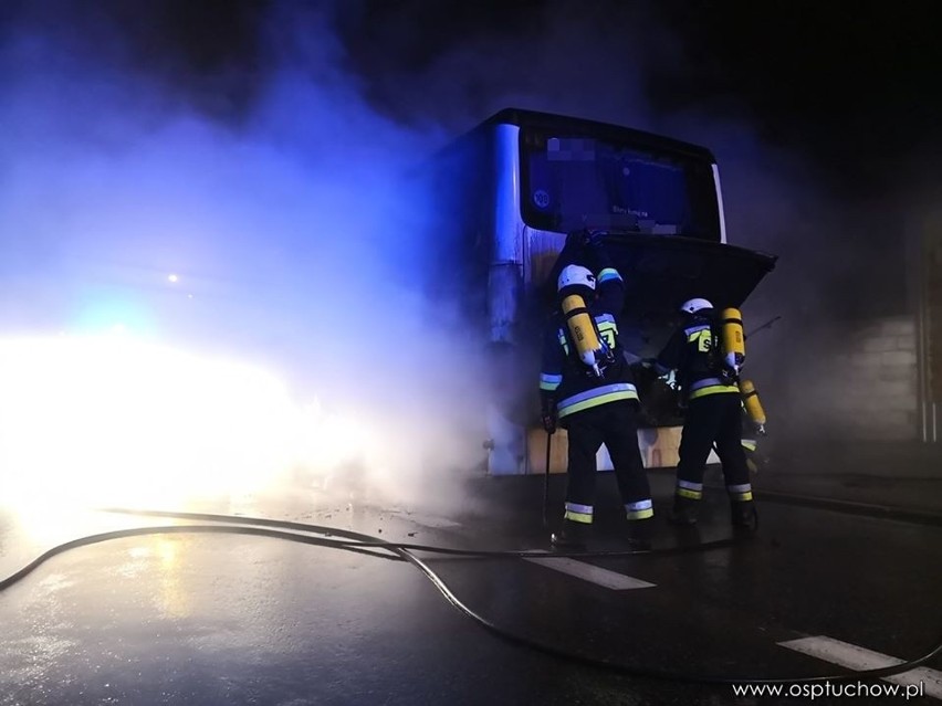 Autobus z ludźmi w środku stanął w płomieniach na trasie z Krakowa do Gorlic [ZDJĘCIA]