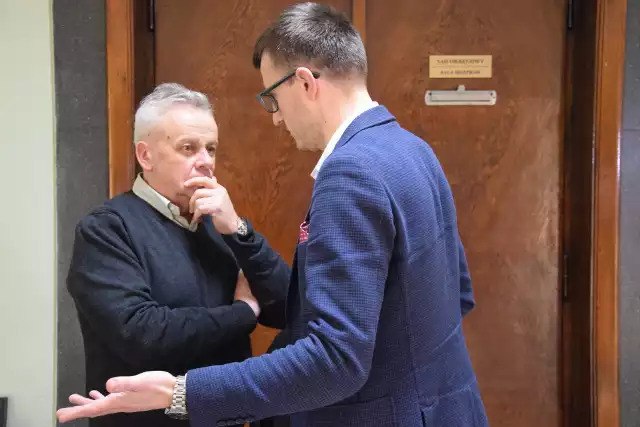 Mirosław Karapyta ze swoim obrońcą, adw. Andrzejem Muchą w Sądzie Okręgowym w Przemyślu, tuż przed rozpoczęciem rozprawy.