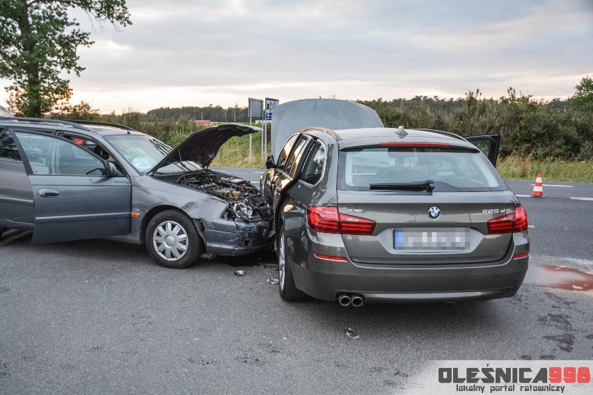 Toyota uderzyła w stojące na poboczu BMW [ZDJĘCIA]