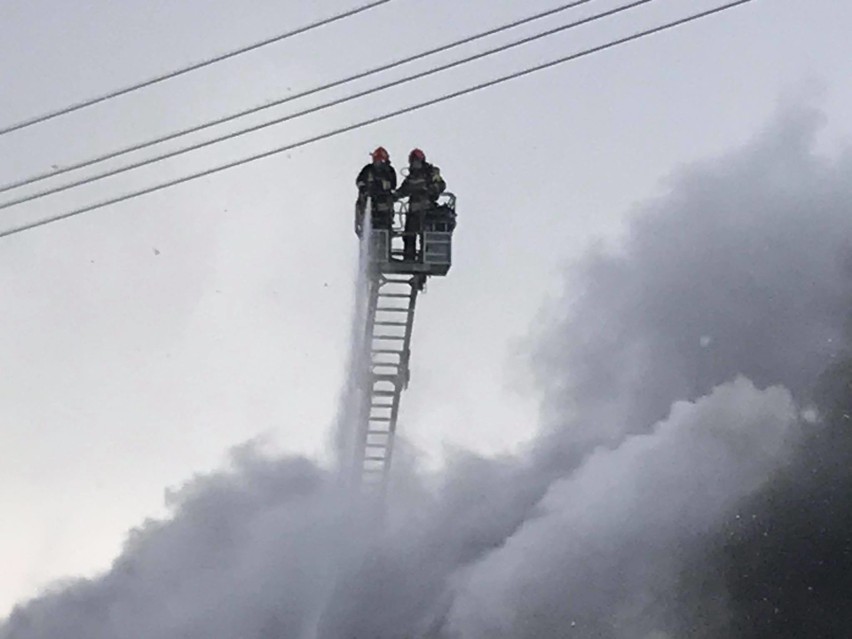 Dym z pożaru przy Zbąszyńskiej było widać z daleka.