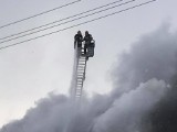 Pożar hali magazynowej w Łodzi. Paliła się hala magazynowa na Teofilowie. Dym z pożaru przy Zbąszyńskiej było widać z daleka! 11.02.2021