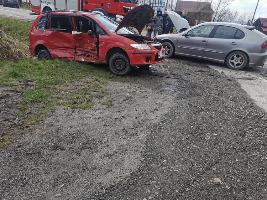 Podhale. Kolizja dwóch aut, dwoje pasażerów ucieka. Potem okazuje się, że to nieletni, do tego pijani 