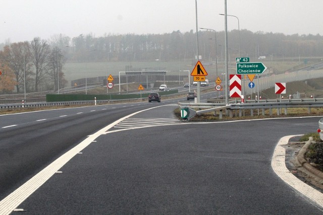 W czwartek 2 grudnia 2021 roku na drogach w Polsce pojawiły się nowe znaki drogowe, na które kierowcy będą musieli zwrócić szczególną uwagę. Od 2 grudnia na drogach w Polsce pojawiło się sześć nowych znaków drogowych, na które kierowcy będą musieli zwrócić uwagę. Co to za znaki? Jak wyglądają nowe znaki?Zobacz na kolejnych slajdach w naszej galerii, jak wyglądają nowe znaki drogowe >>>>>