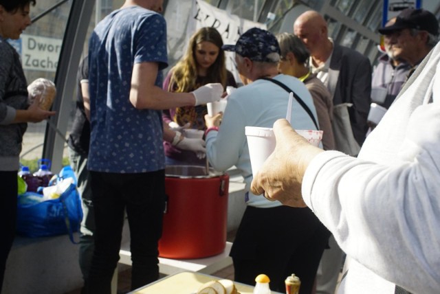 Do 28 czerwca organizatorzy chcą zebrać 10 tys. zł, które zostaną przekazane inicjatywie "Zupa na Głównym", dzięki której w każdą sobotę o godz. 18 na  przystanku PST "Dworzec Zachodni" osoby bezdomne i ubogie mogą zjeść ciepły posiłek.
