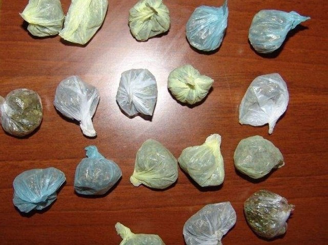 W mieszkaniu znaleziono 18 porcji marihuany