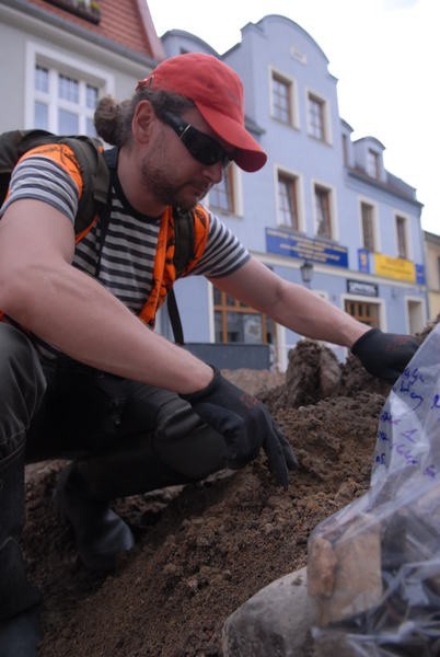 Archeolog Paweł Rudziński przechodząc przez Rynek zupełnie prywatnie zainteresował się tym, co też może kryć rozkopana ziemia w centrum miasta