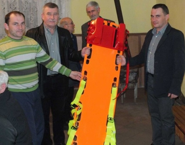 Wicewojewoda Grzegorz Dziubek (z prawej) przywiózł strażakom z Secemin nową deskę ortopedyczną (fot. Rafał Banaszek).