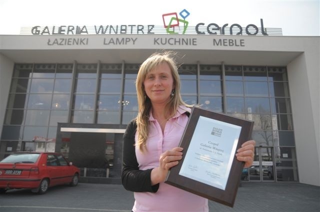 Elżbieta Buba z tytułem dla firmy. Fot. Sławomir Mielnik