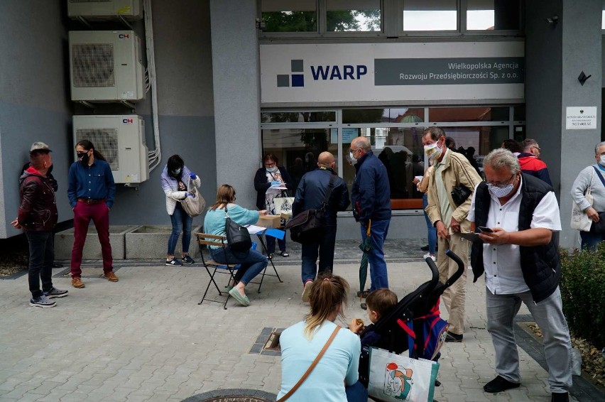 Protestujący przedsiębiorcy pod siedzibą WARP podpisywali...