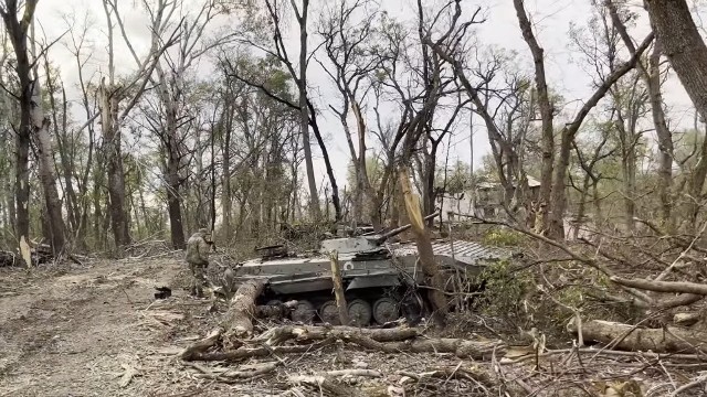 Kadr z filmu pokazującego "cmentarzysko czołgów", pozostałości po sprzęcie rosyjskiego wojska po nieudanej przeprawie przez rzekę