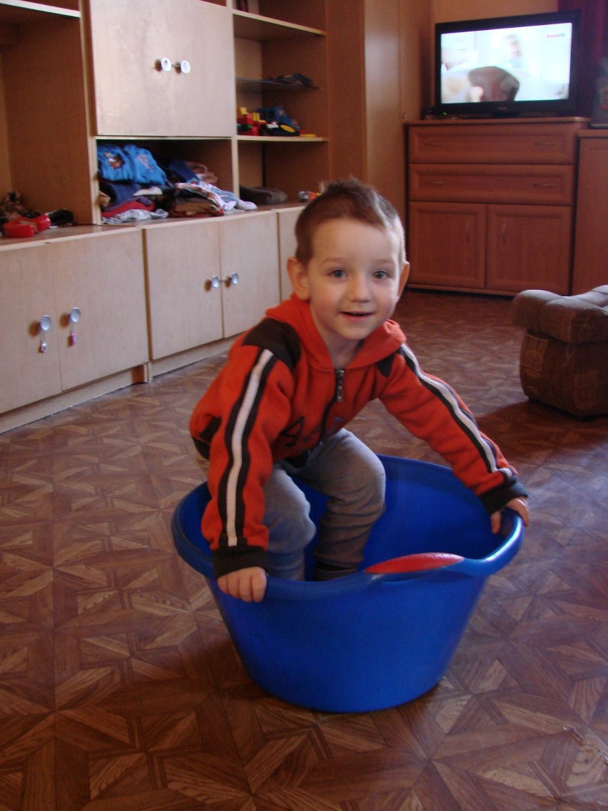 2,5-letni syn Tomasza Wanata kąpie się w plastikowej misce