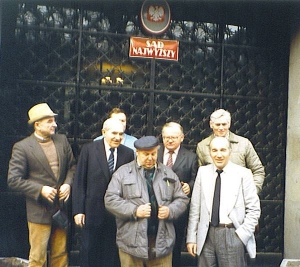 Założyciele TSKN przed gmachem Sądu Najwyższego (pierwszy z lewej) Richard Urban, trzeci z prawej Walter Stannek.