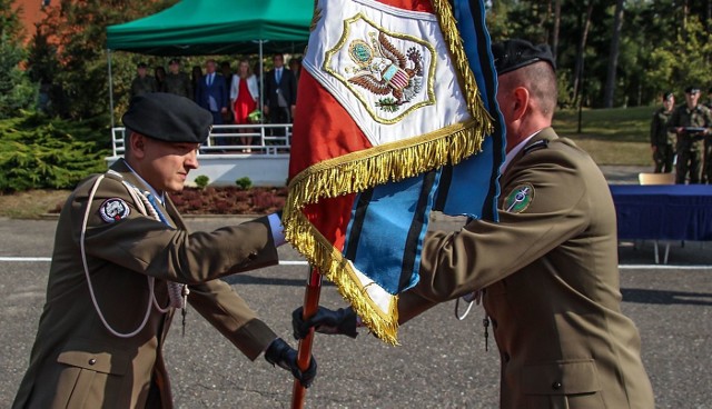 Nowy dowódca batalionu odebrał sztandar batalionu z rąk poprzednika.