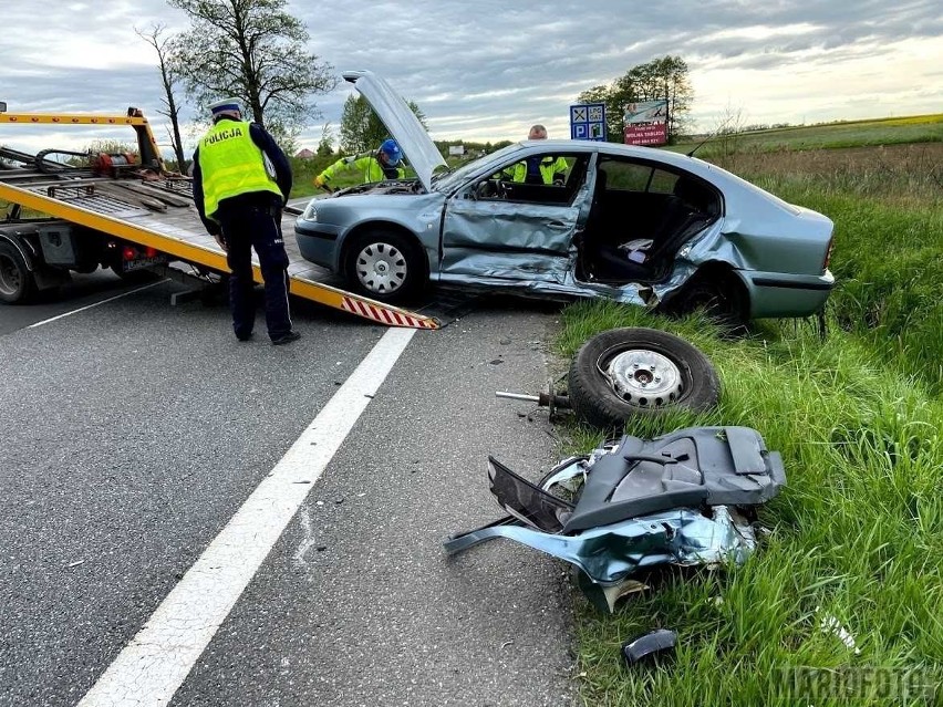 Wypadek na obwodnicy Opola we Wrzoskach. Zderzenie trzech samochodów. Cztery osoby, w tym dziecko, trafiły do szpitala