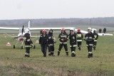 Pod Wrocławiem pilot samolotu nie trafił w pas. Omal nie wyjechał na drogę (ZDJĘCIA)