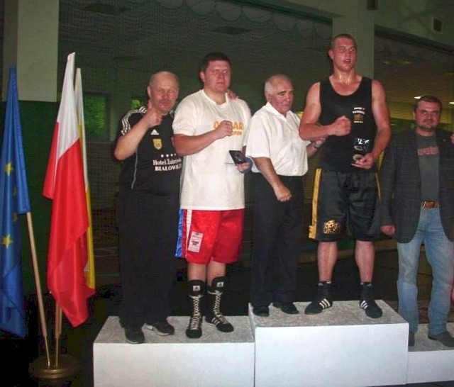 Paweł Wierzbicki (drugi z prawej) podczas rozgrywanych w Białymstoku Grand Prix Polski zajął pierwsze miejsce