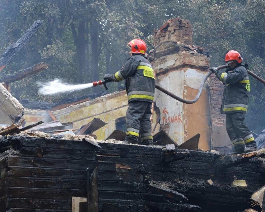 Strażacy dogaszali pożar jeszcze wczoraj przed południem