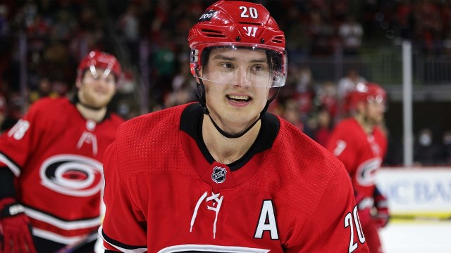 Na zdjęciu Sebastian Aho, z piątym w karierze hat-trickiem