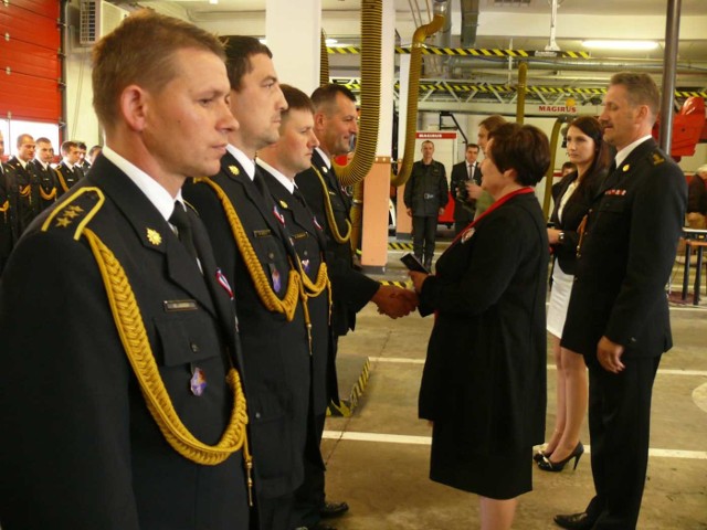 Odznaczenia wręczają poseł Renata Butryn i komendant straży Tadeusz Niedziałek.