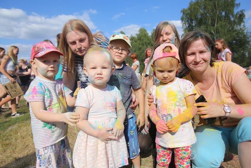 Święto kolorów w Rudzie Śląskiej. Tłumy ludzi w barwnym tańcu na plantach ZDJĘCIA