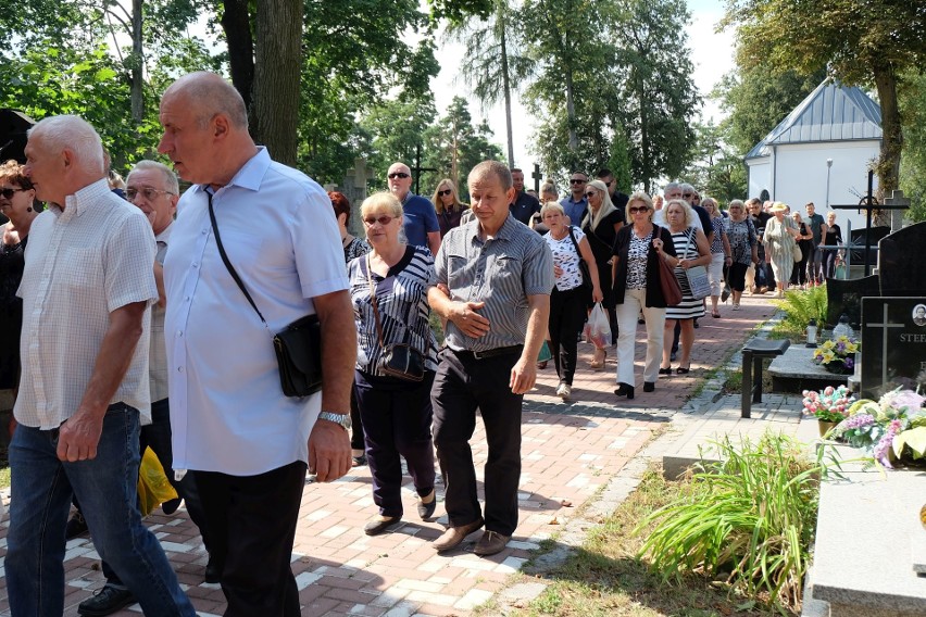 Pogrzeb Jarosława Dziemiana na cmentarzu farnym w...