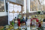 Lublin. Na cmentarzu przy ul. Lipowej stanęły tymczasowe tablice pogrzebowe. Upamiętniają ofiary kryzysu na granicy polsko-białoruskiej