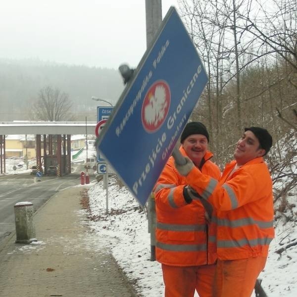 Tablice informujące o przejściu granicznym Głuchołazy - Mikulovice zostały dzisiaj zdemontowane.