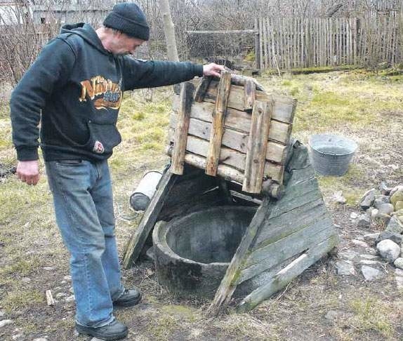 Koło tej malutkiej studni przez blisko półtora miesiąca od zaginięcia codziennie przechodził Piotr Wójtowicz. 30 stycznia odkrył tu ciało swojej partnerki. Do dzisiaj trwa śledztwo w tej sprawie, w którym zarzuty usłyszało na razie dwóch sąsiadów zamordowanej kobiety.