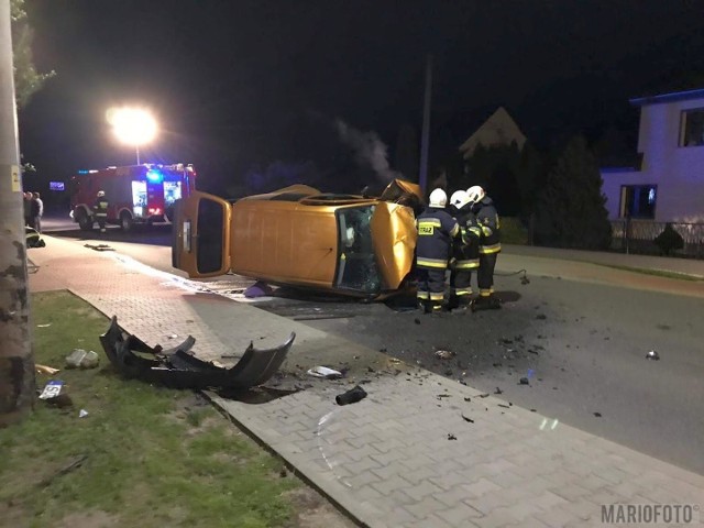 W środę wieczorem na drodze wojewódzkiej 415 w Dąbrówce Górnej pod Krapkowicami dachował dostawczy peugeot.