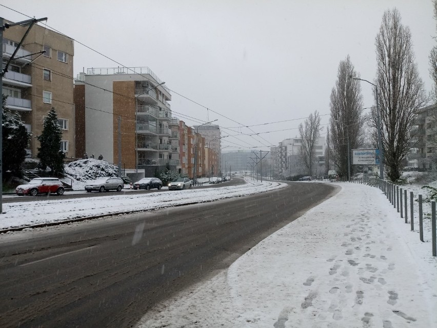 Śnieg na drogach Szczecina i regionu. Trzeba zachować szczególną ostrożność [WIDEO]