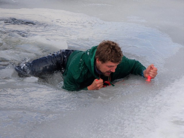 Na mniejszych zbiornikach wodnych już tworzy się lód. Nie wchodź na taflę! Jeśli decydujesz się na takie ryzyko, powinieneś poznać techniki ratownicze. Jeśli lód się załamie, należy przyjąć jak najbardziej płaską pozycję i zdecydowanymi ruchami żabki wpłynąć na stały lód. Szanse na ratunek zwiększa użycie kolców lodowych (na zdjęciu)