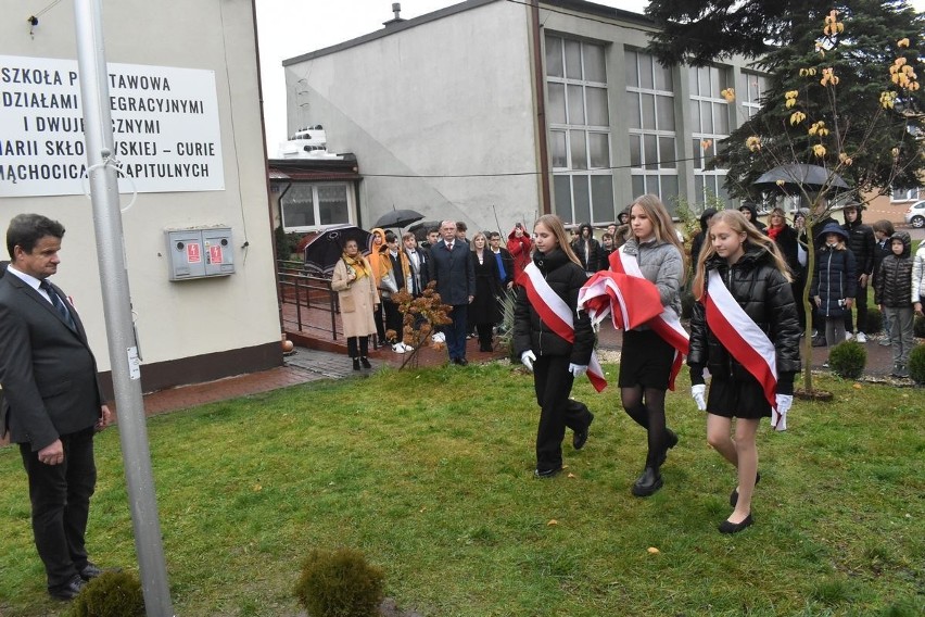 Maszt flagowy stanął w gminie Masłów dzięki zwycięstwu w akcji „Pod biało-czerwoną”. Zobacz zdjęcia
