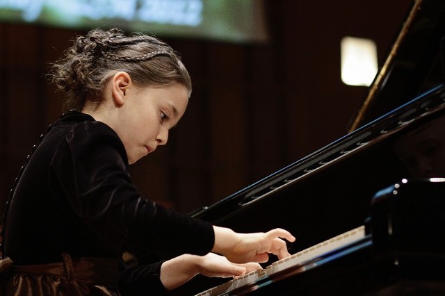 Przed publicznością wystąpiła m.in. pianistka Julia Dmochowska - laureatka II miejsca w konkursie fortepianowym im. Lutosławskiego w Zambrowie.