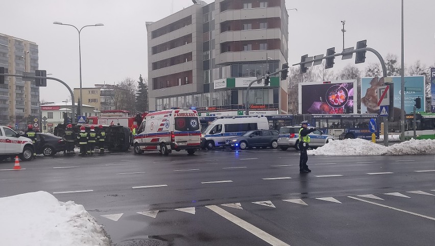 Wypadek karetki na ulicy Waszyngtona. W zdarzeniu drogowym udział brały trzy samochody [ZDJĘCIA, WIDEO]