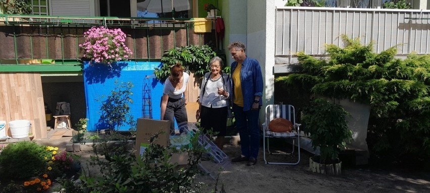 Łódź. 93-letnia ogrodniczka z Retkini została nagrodzona za swój wyjątkowy ogródek przed blokiem