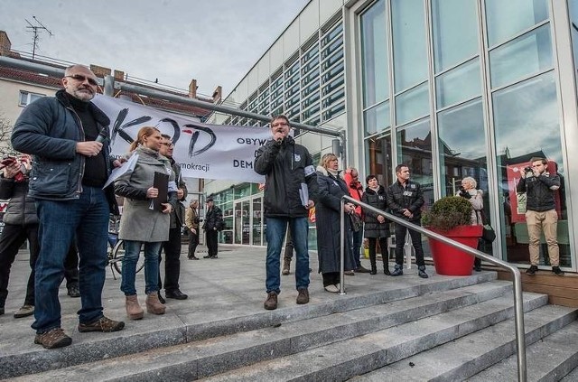 Koszaliński Komitet Obrony Demokracji zaprasza w sobotę, z okazji rocznicy pierwszych demokratycznych wyborów w powojennej Polsce, na marsz i  Piknik Wolności. Początek  marszu zaplanowano na godz. 15 przy pomniku Marszałka Piłsudskiego.