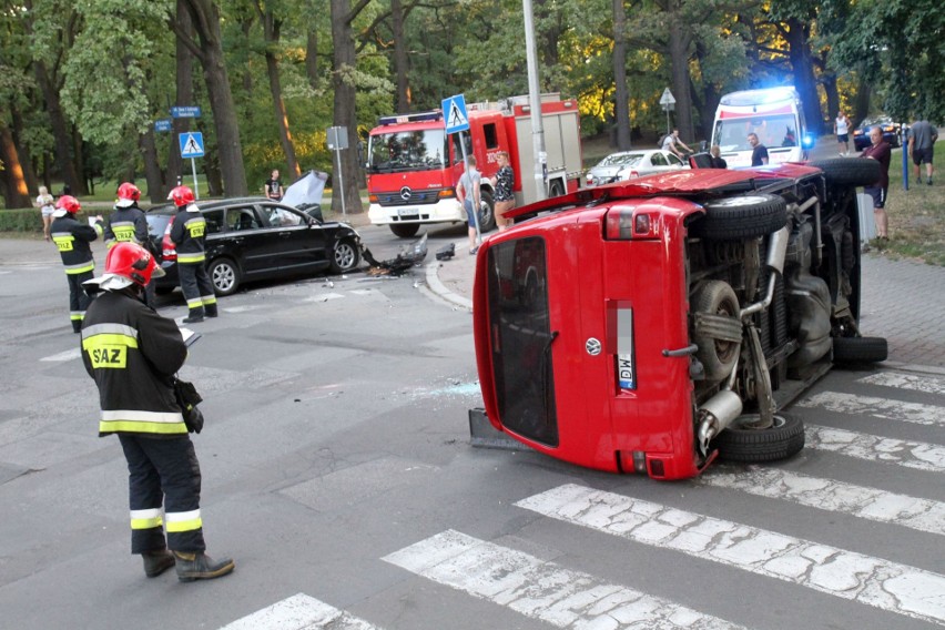 Wypadek na Zalesiu. Auto wywróciło się na bok. Dwie osoby, w tym dziecko, trafiły do szpitala 