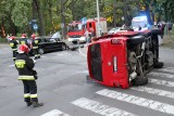 Wypadek na Zalesiu. Auto wywróciło się na bok. Dwie osoby, w tym dziecko, trafiły do szpitala 