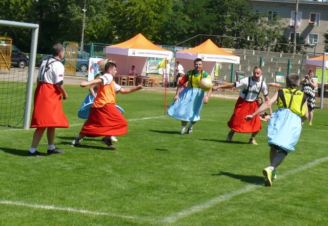 Zawodnicy w spódnicach wyglądali naprawdę zabawnie, szkoda tylko, że niewielu widzów zobaczyło to widowisko.