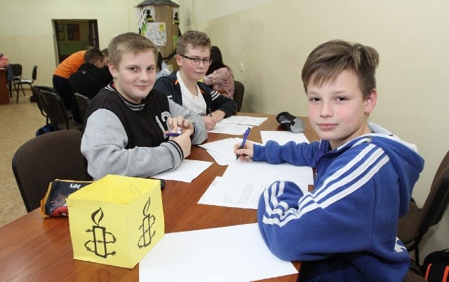Uczniowie klasy pierwszej “B” w kieleckim gimnazjum numer 7 chętnie przystąpili do pisania listów. Od lewej: Konrad Nowak, Konrad Lech i Krystan Bracha.
