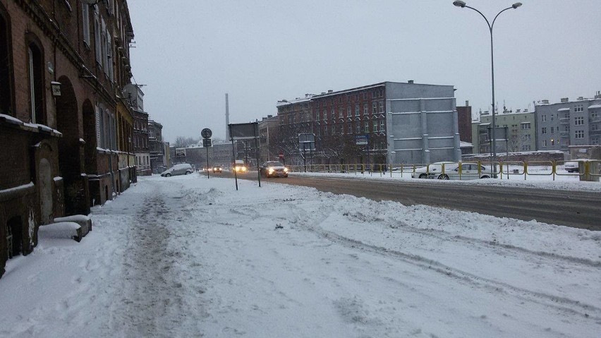 Atak zimy w Bytomiu. Chodniki zasypane, na drogach różnie