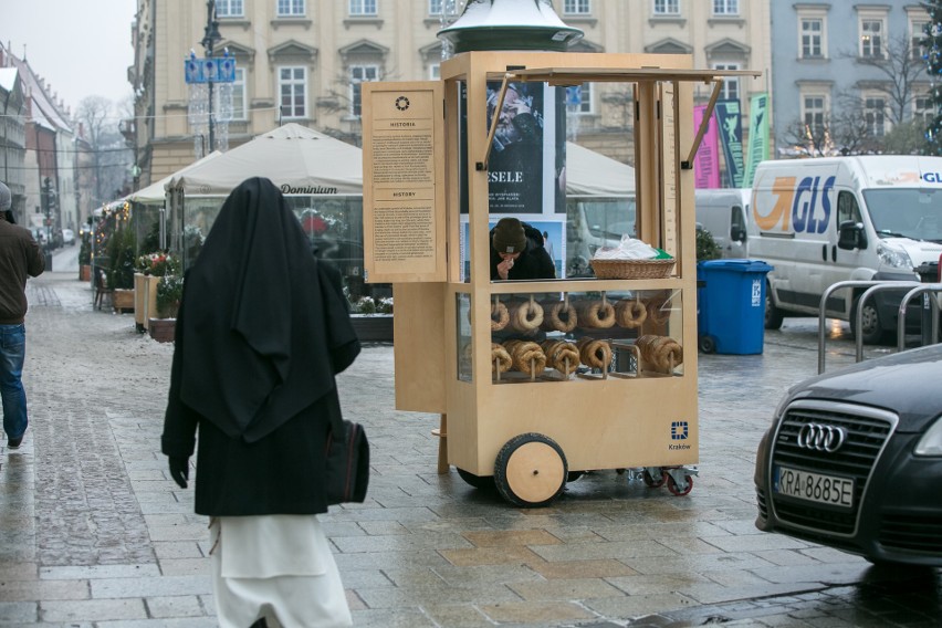 Kraków. Nowe wózki do sprzedaży obwarzanków [ZDJĘCIA]